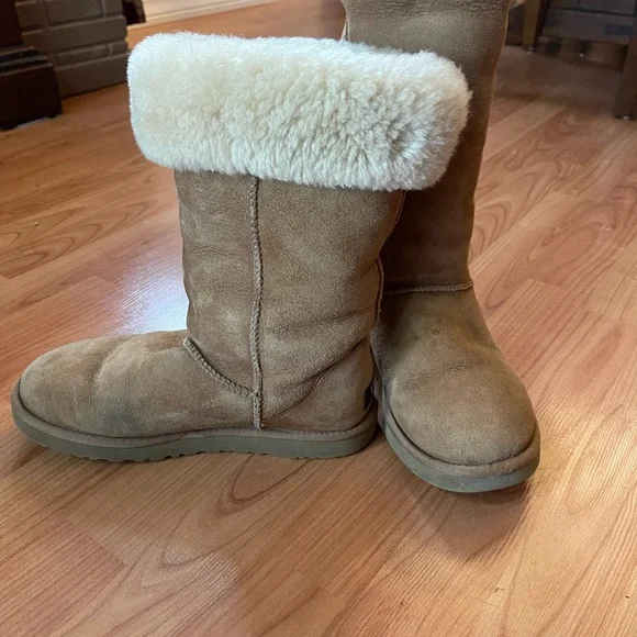 Size Woman’s 8 UGG boot. - Picture 3 of 4